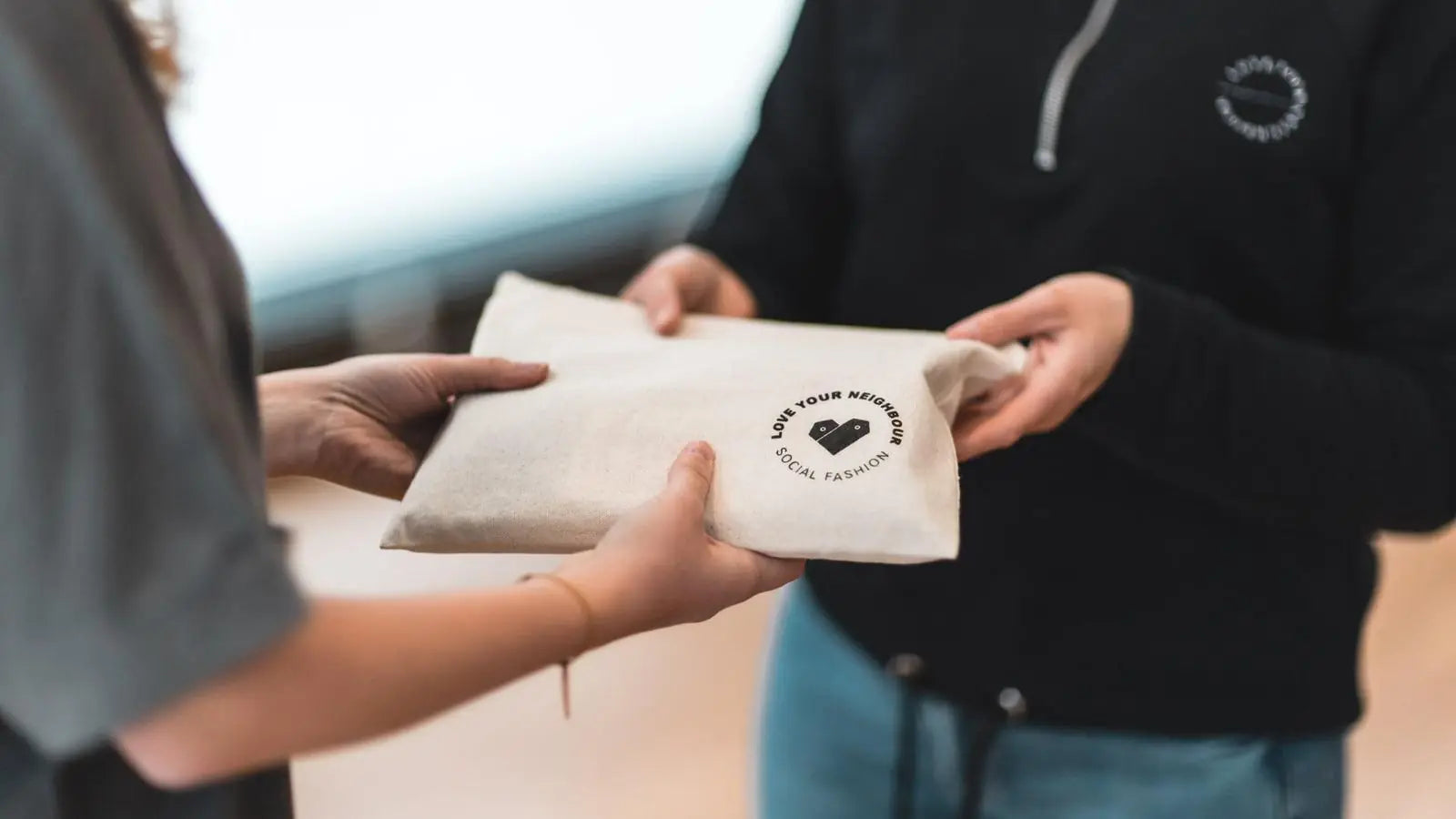 Ein Bag of Love wird von Hand zu Hand weitergegeben