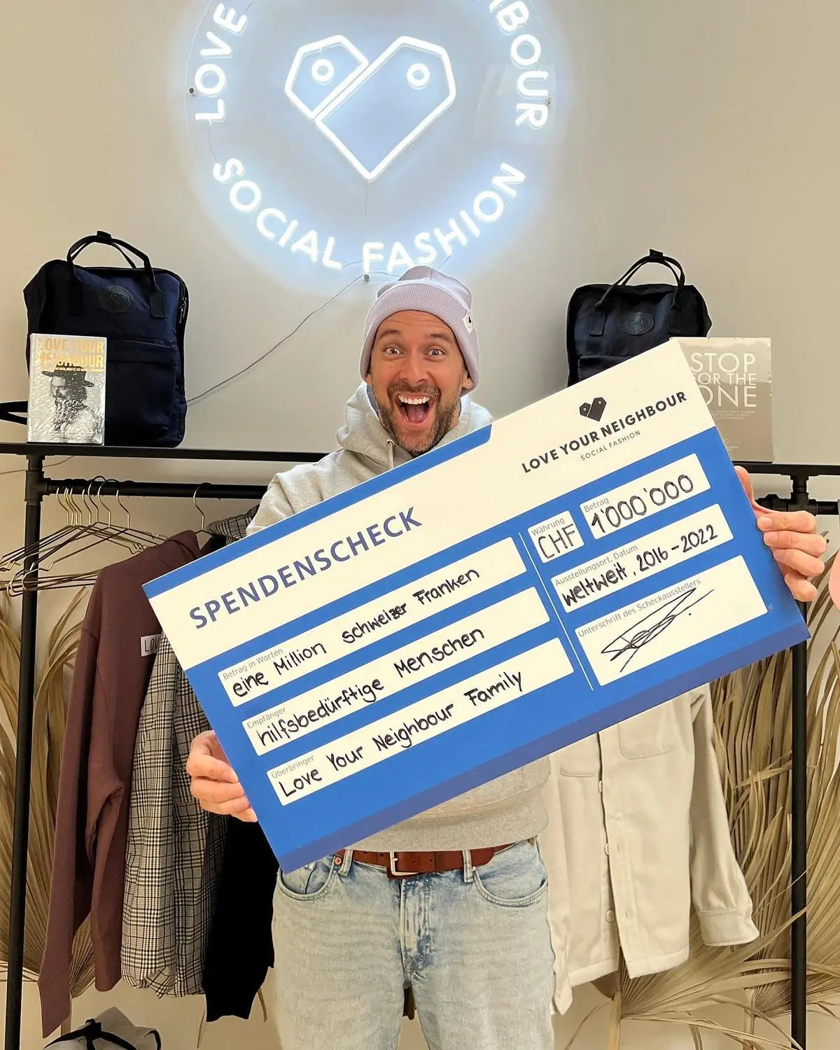 David Togni mit dem Spendencheck über eine Million Franken, November 2022